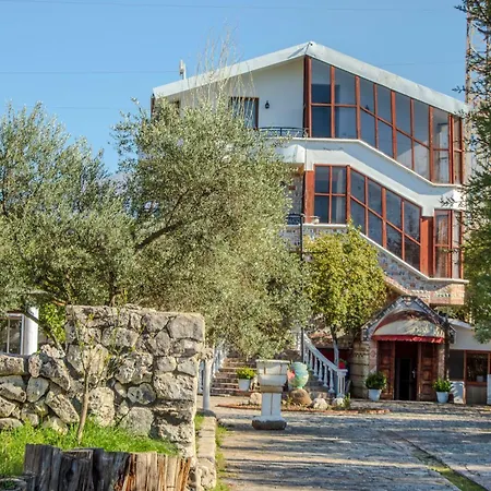 Oasis Hotel *